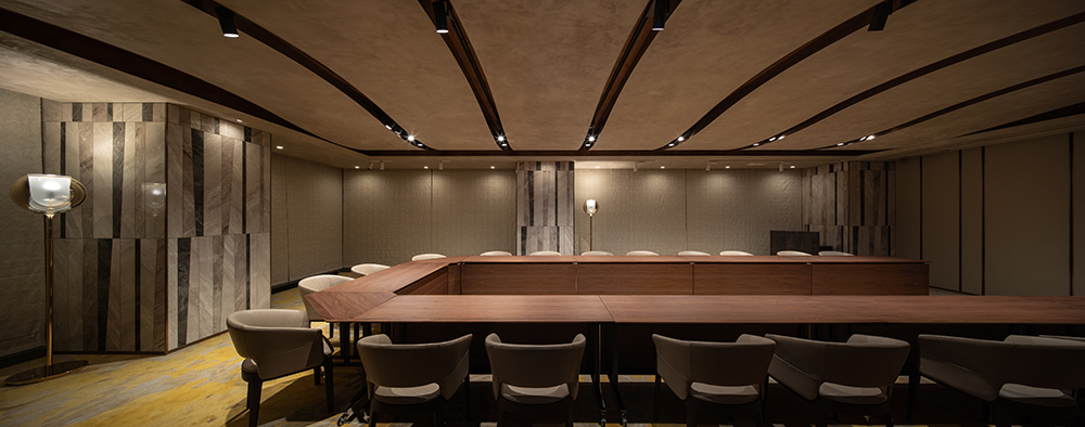 The Reception Room is where various events are held. The ceiling's gentle sway dispels the impression of uniformity in an office space. The acoustics are carefully designed to accommodate concerts and other events, and the room exudes invisible functional beauty.