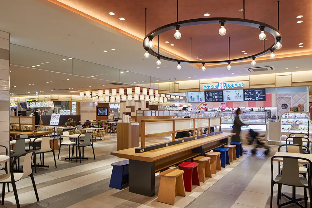 The food hall on the basement floor is designed with a festival theme to express color, vitality and dynamism.
