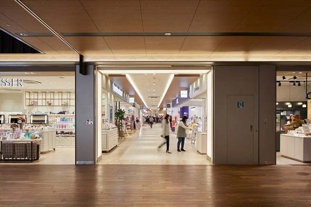 The second floor, facing the passageway leading to the Kumamoto Castle Hall, is themed around Nakamise, creating a cheerful and open space where people can talk to each other.