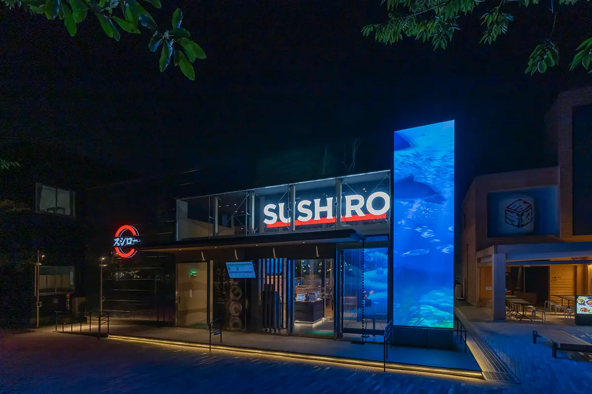 外装に設けたLEDビジョンに魚などの映像を流し、水産物を提供する店舗であることを表現