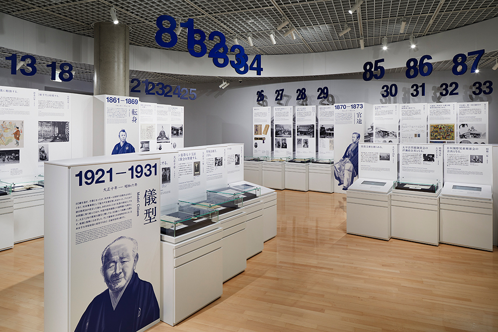 年齢サインを総覧させることで展示意図を明確にし、その濃密な生涯を全体で感じられる印象的な空間としている。