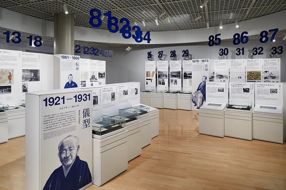 年齢サインを総覧させることで展示意図を明確にし、その濃密な生涯を全体で感じられる印象的な空間としている。