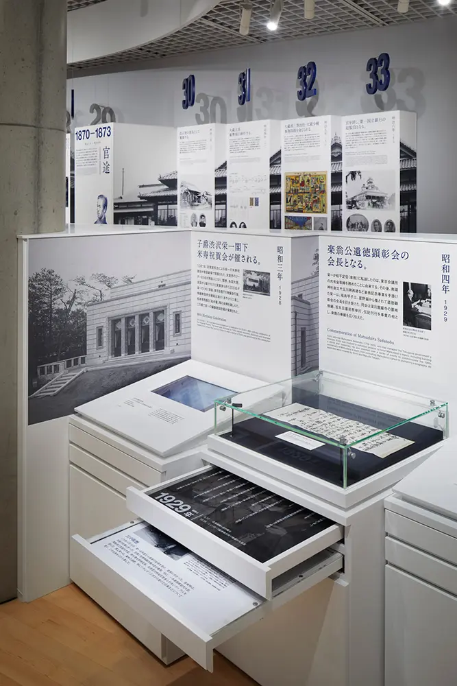 展示ユニットはグラフィック解説（基本情報）と、随時展示替えを行うケース展示、映像展示、引出展示で構成される。