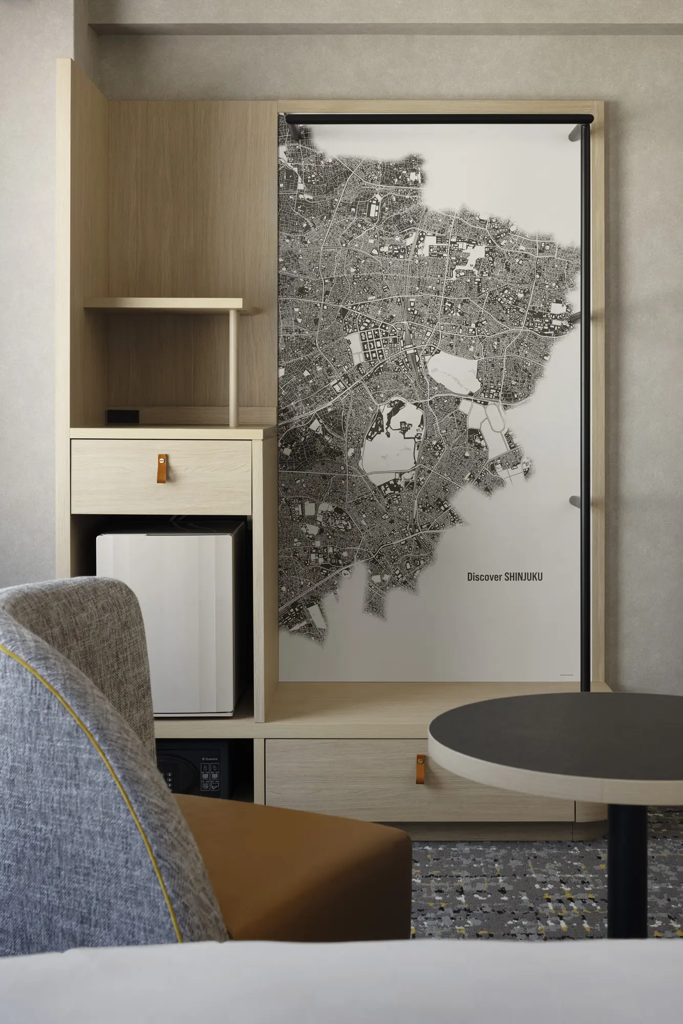 ホテルを中心とした新宿の地図を取り入れたアートウォール。携帯で読み取ると観光情報を見ることのできるマップARと連動