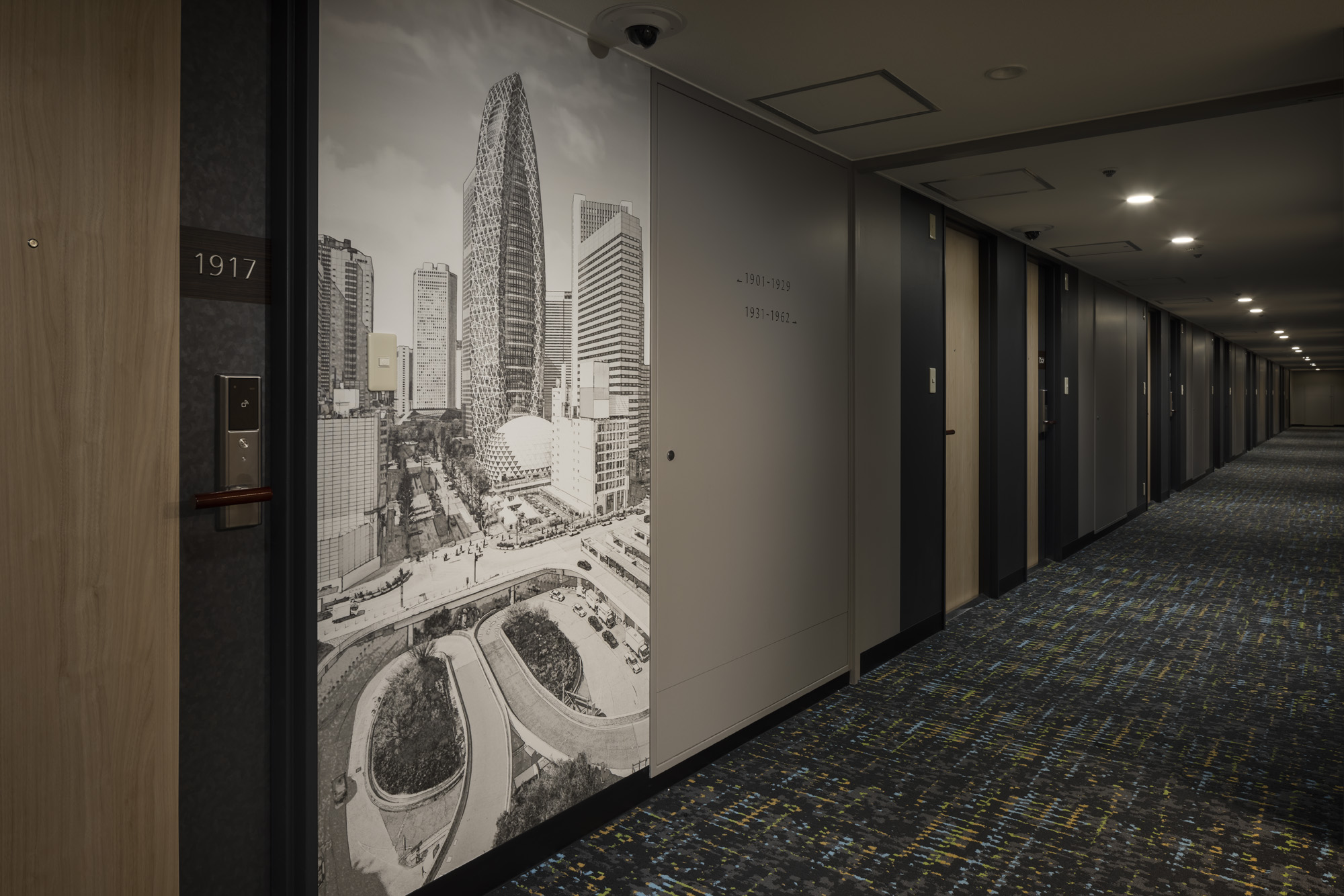 各フロアごとに異なるさまざまな新宿の名所をアートウォールとして廊下に設置し、新宿観光の気分を醸成