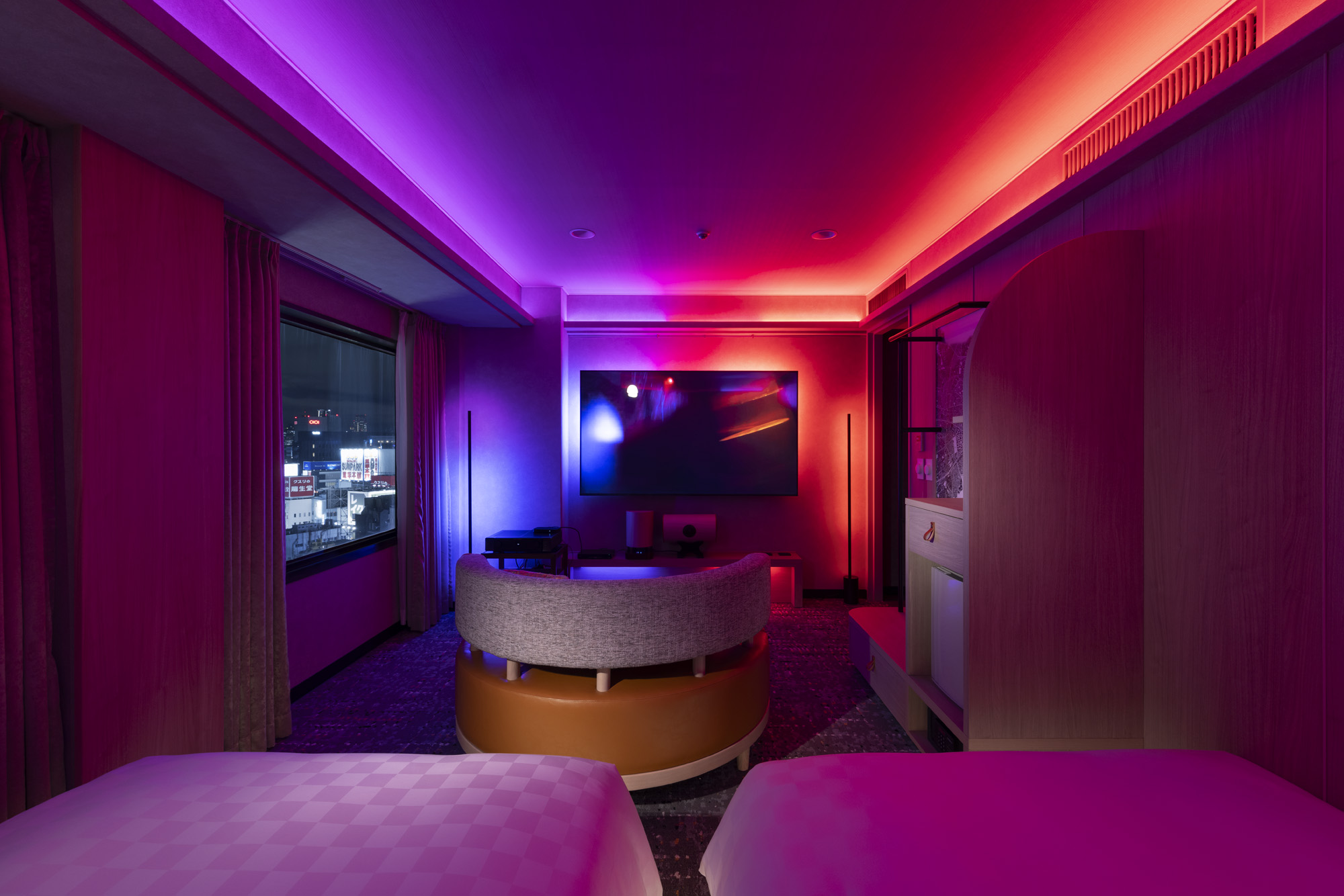 1部屋限定の没入体験ができる「イマーシブルーム」。大型のスマートTVと音楽に合わせて、色変化するLED照明を組み合わせた特別な部屋