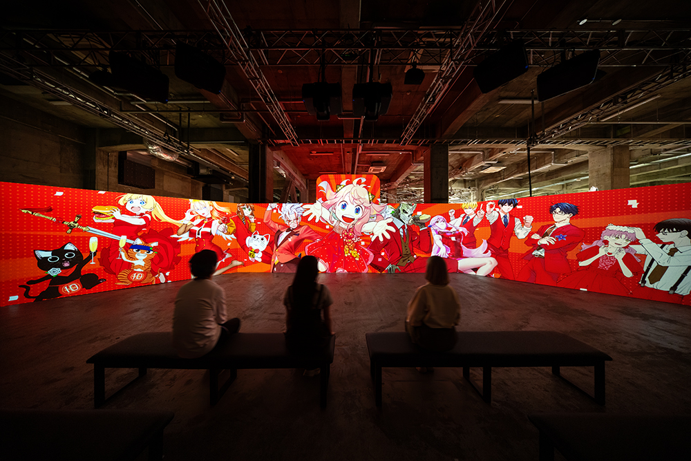 「少年ジャンプ＋展」スペシャルシアター：数々の名作品とともに10年間を振り返る。「十年間ありがとう。」の言葉とともに中央の入場扉が開き、来場者を驚かせる