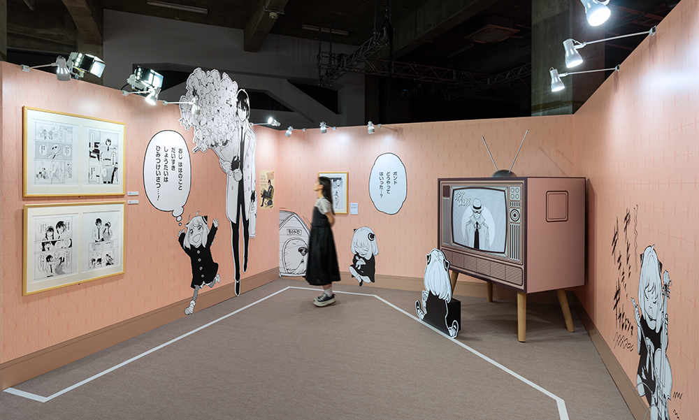 『SPY×FAMILY』エリア：アーニャと同じ身長になり、フォージャー家や学校の空間の中で大きな複製原画やキャラクターの魅力を堪能できる