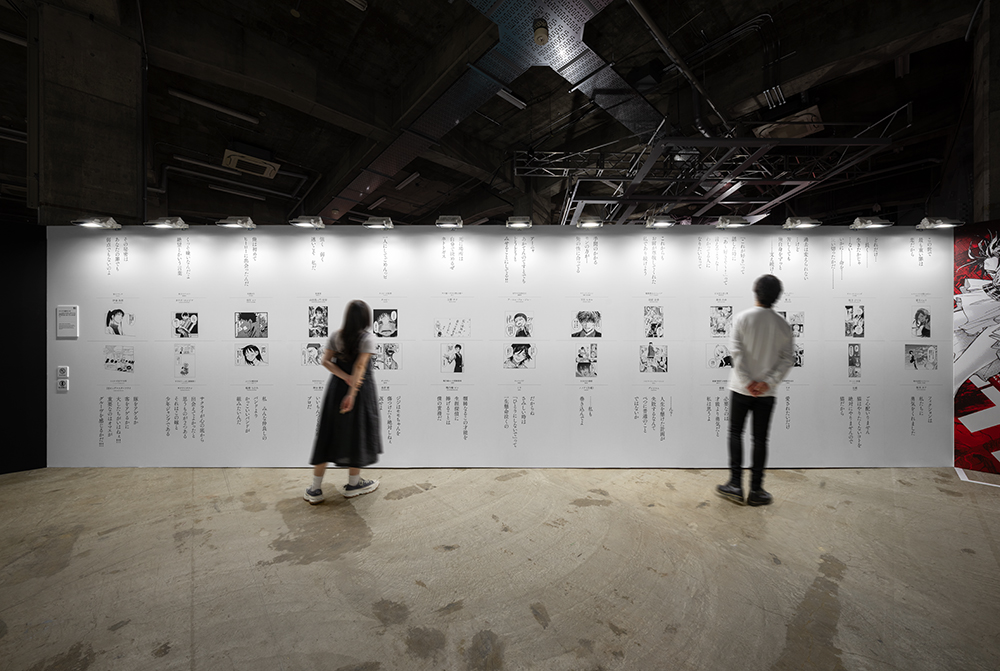 「名言」「ときめき」「バトル」など、複数の作品からテーマ別に厳選した特集展示や、別作品の作家同士がコラボした描き下ろしイラスト展示など、さまざまな作品に興味を持ってもらえる工夫を随所に展開