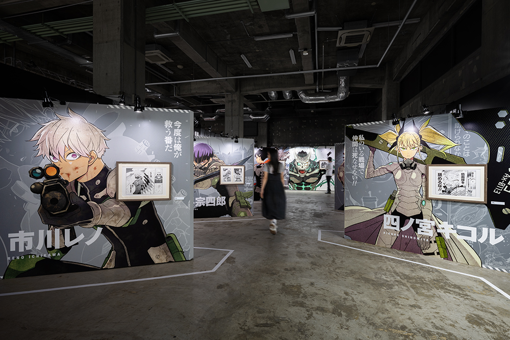 『怪獣8号』エリア：巨大なグラフィック面を用い、隊員たちのかっこよさを真正面から表現。巨大怪獣の緊迫感、臨場感、戦闘の迫力を伝える