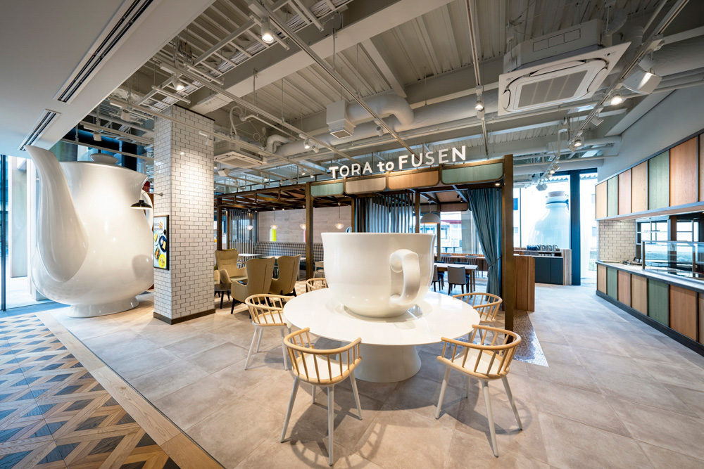 咖啡馆&面包店“TORA to FUSEN”:以巨大的壶和咖啡杯为象征的春华堂直营自助餐厅形式的餐厅