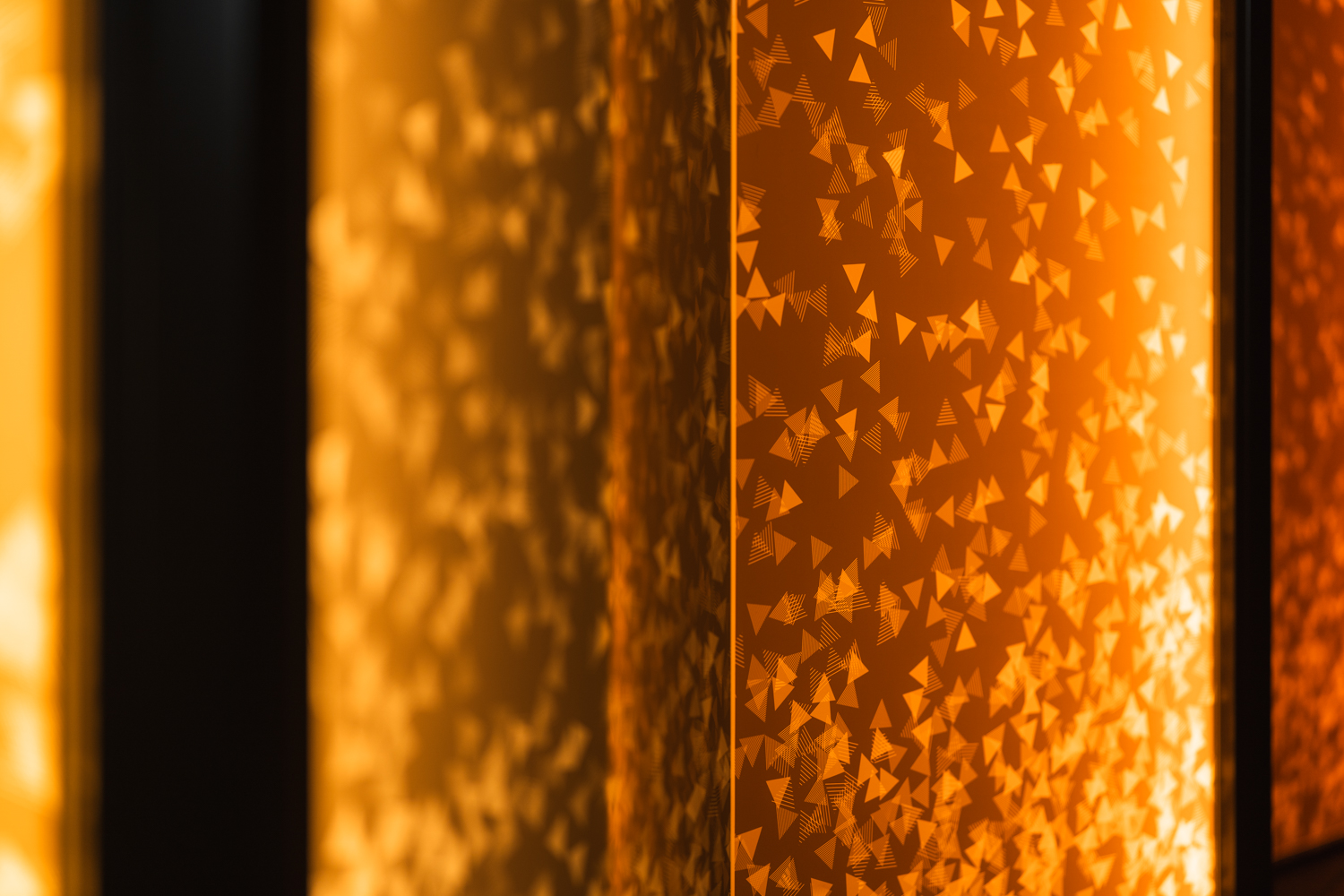 プロジェクト創始時からのアイコン「始まりのA」をモチーフにした三角形からなるグラフィックが熱量と流れを生む