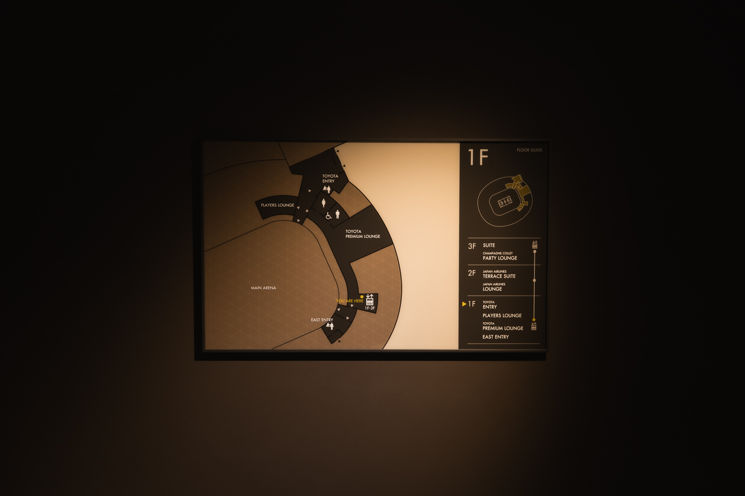 一貫したVIで空間に一体感を生むHOSPITALITY AREAのサイン