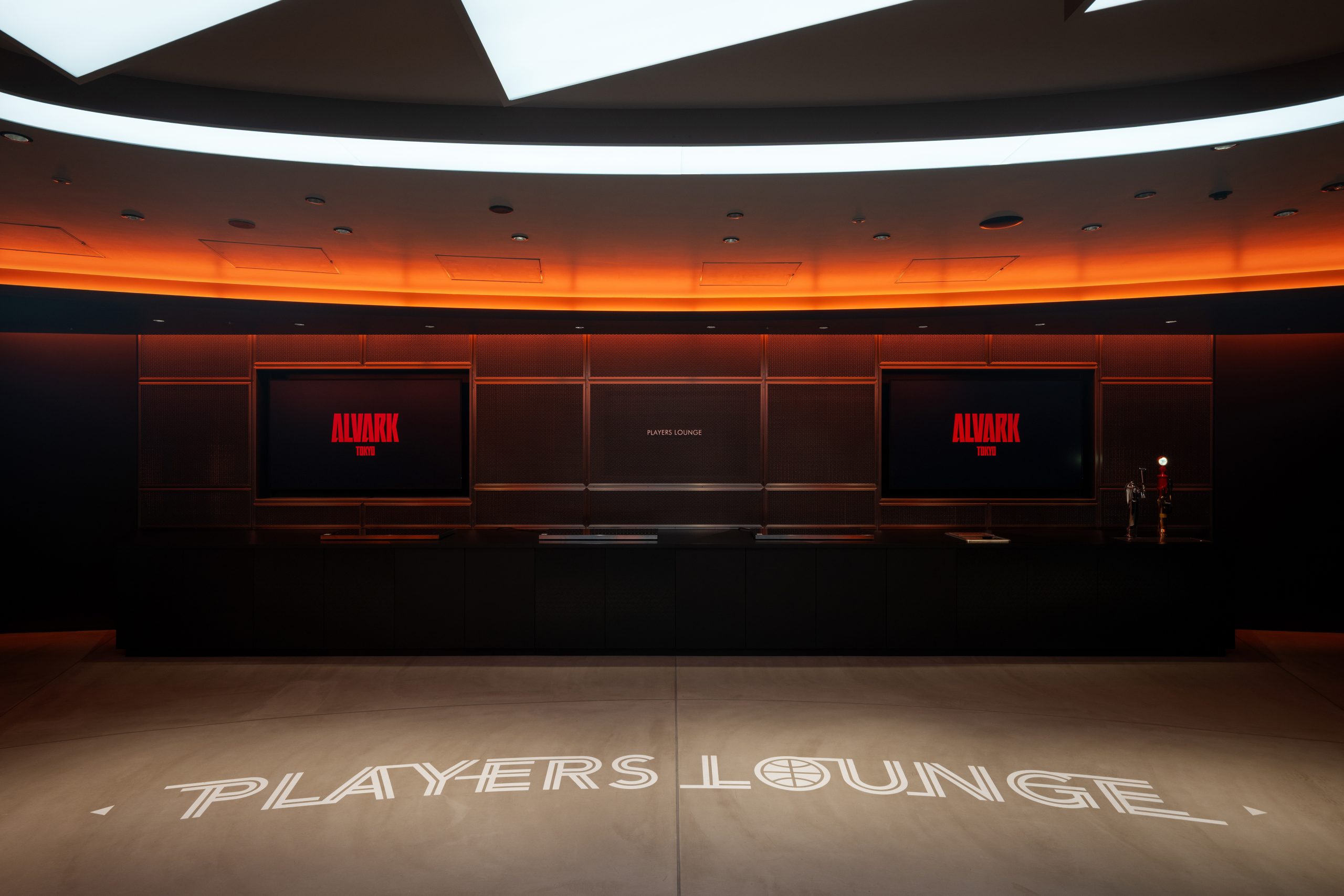 選手動線の対面にはサイネージとビュッフェカウンター