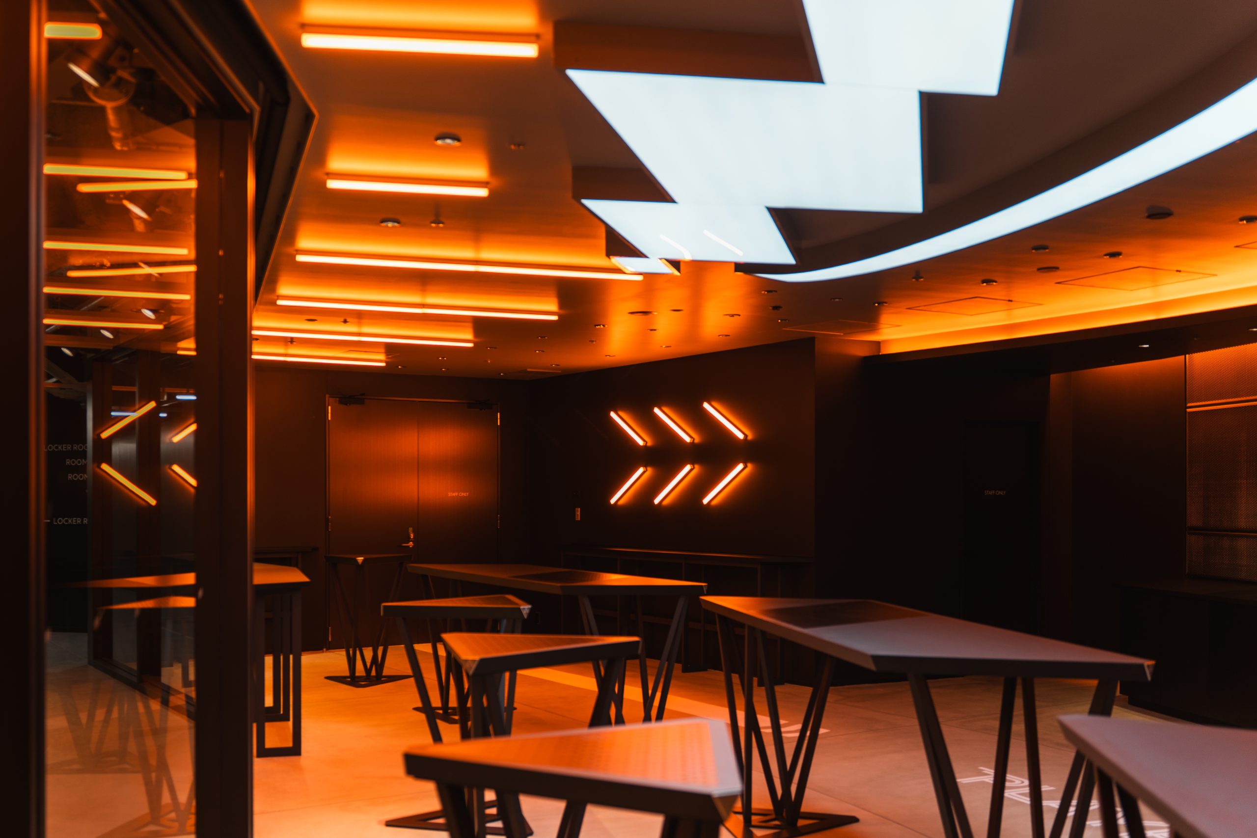 演出照明によるラウンジ全体を包む高揚感