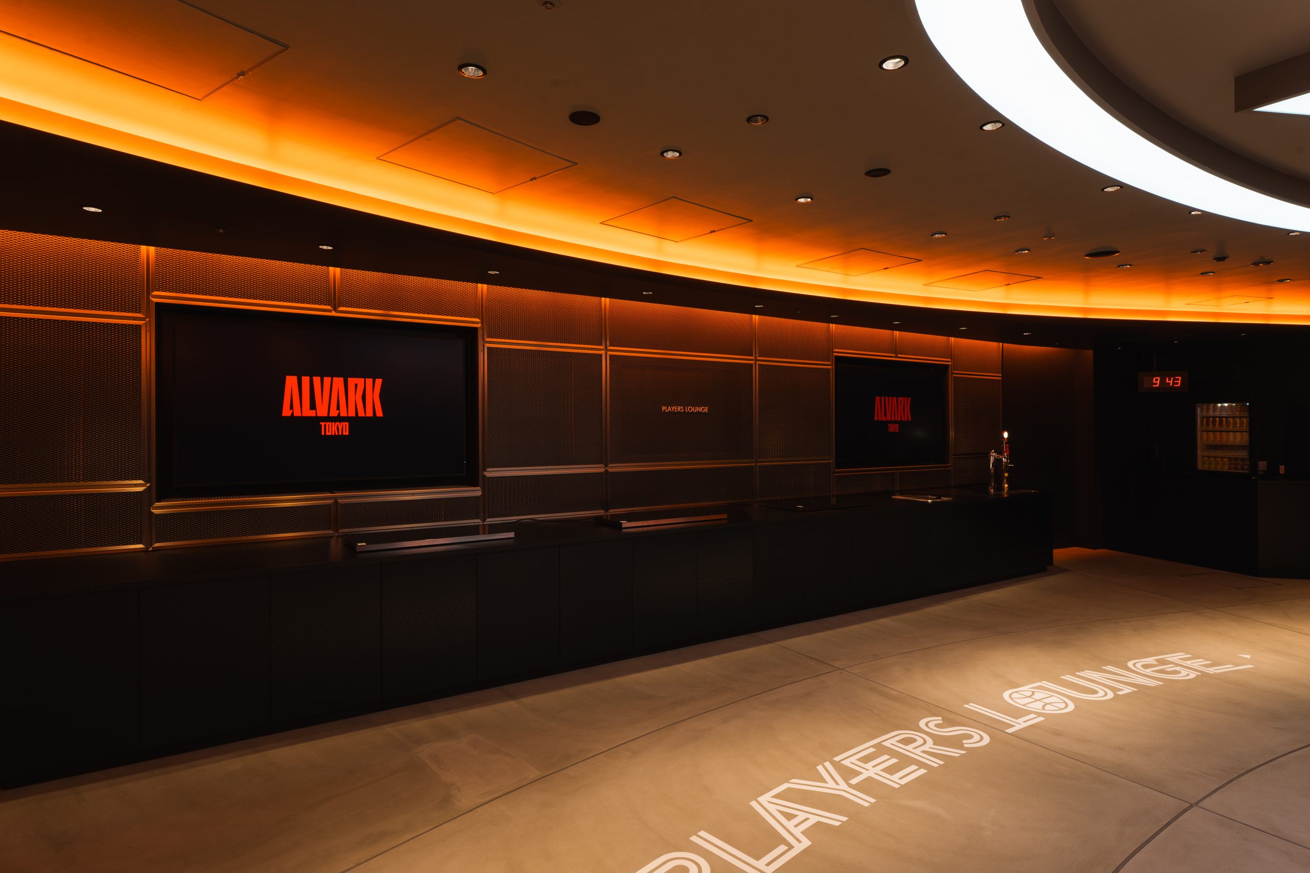 ラウンジ内は緩やかなアールを描く躍動的な空間