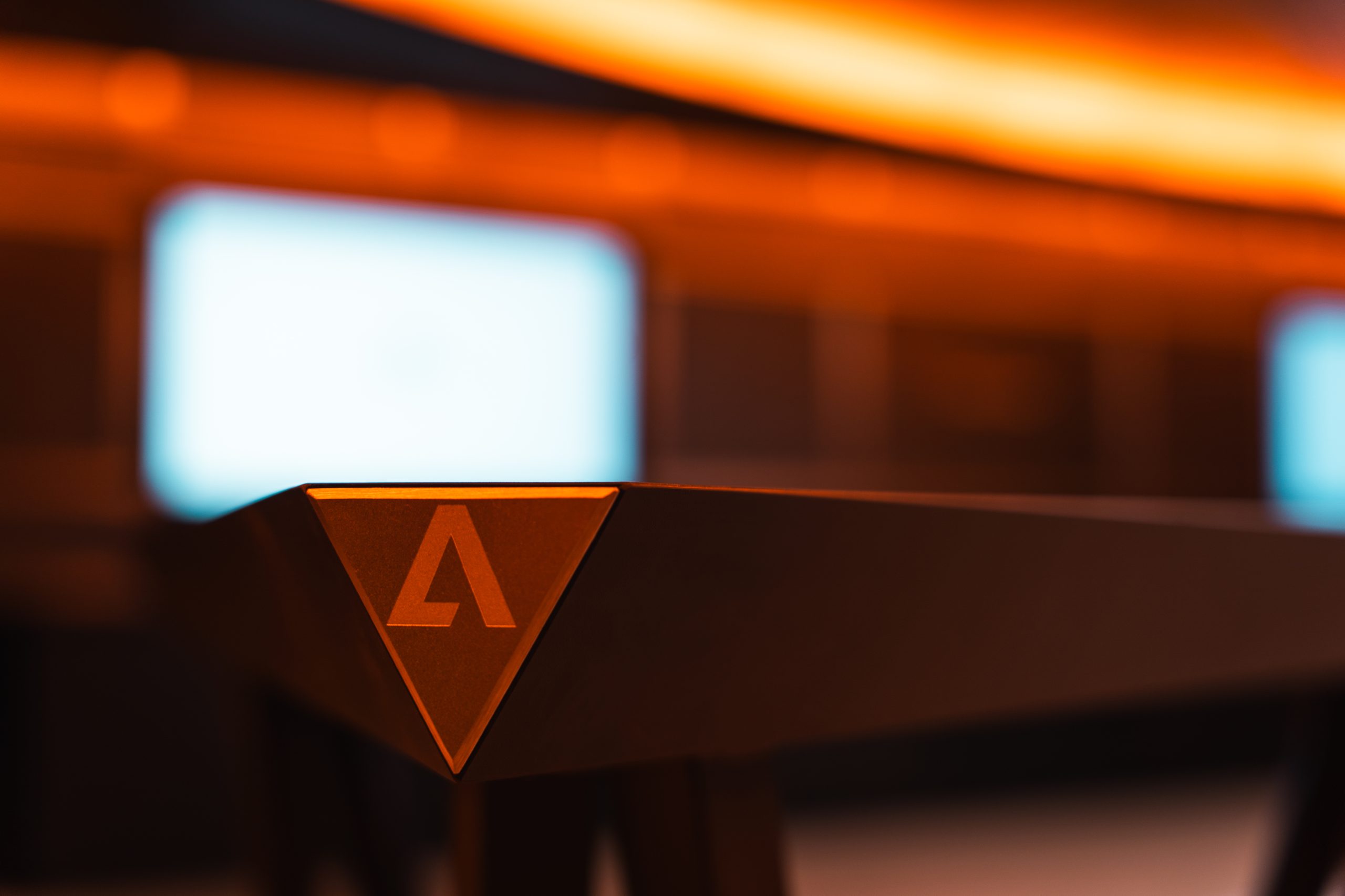 ビッグテーブルの小口に表現されたアリーナのAマーク