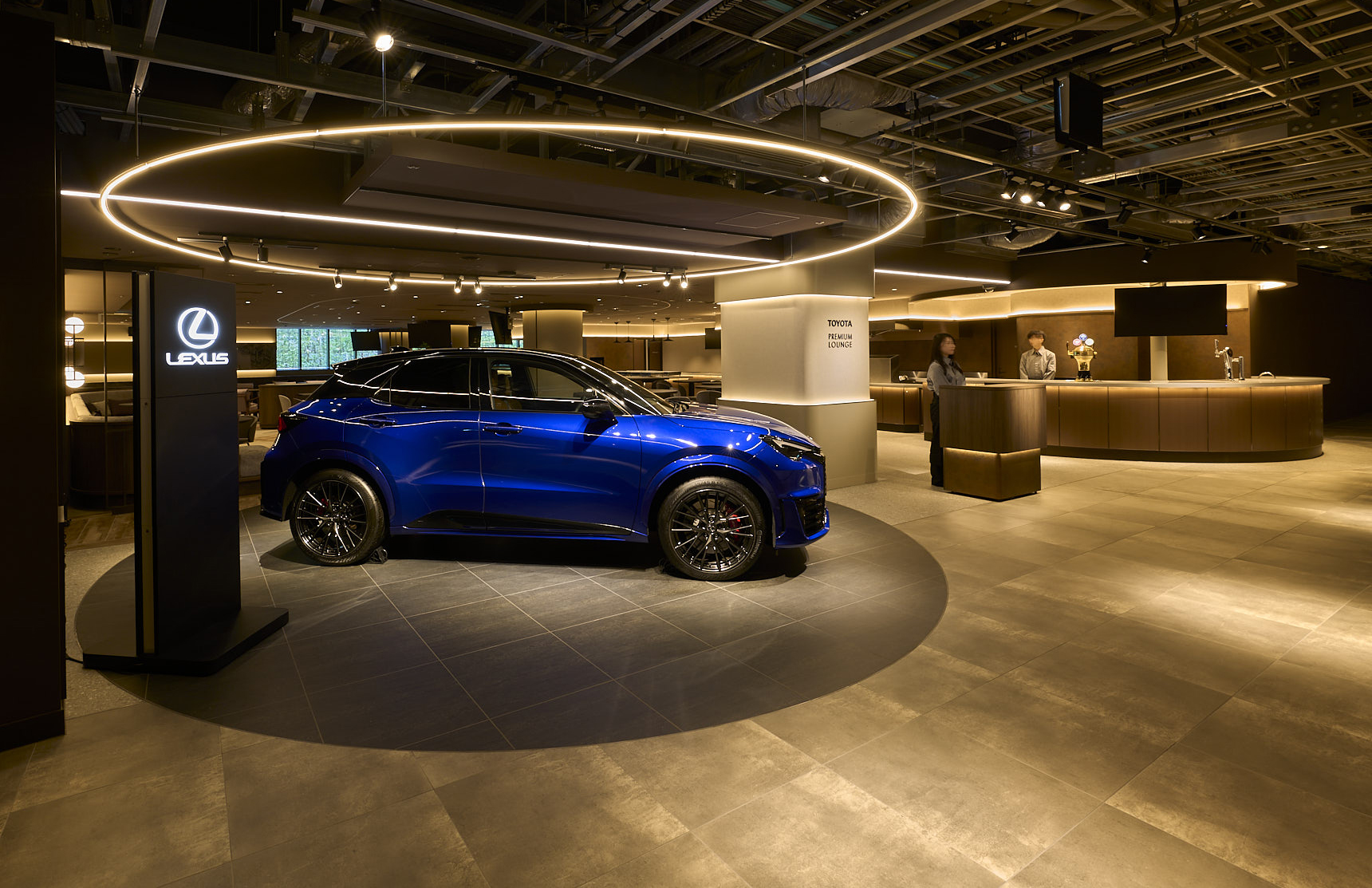 廊下に張り出した二つのサークルが、壁やゲートで区切ることなく存在感を放つ