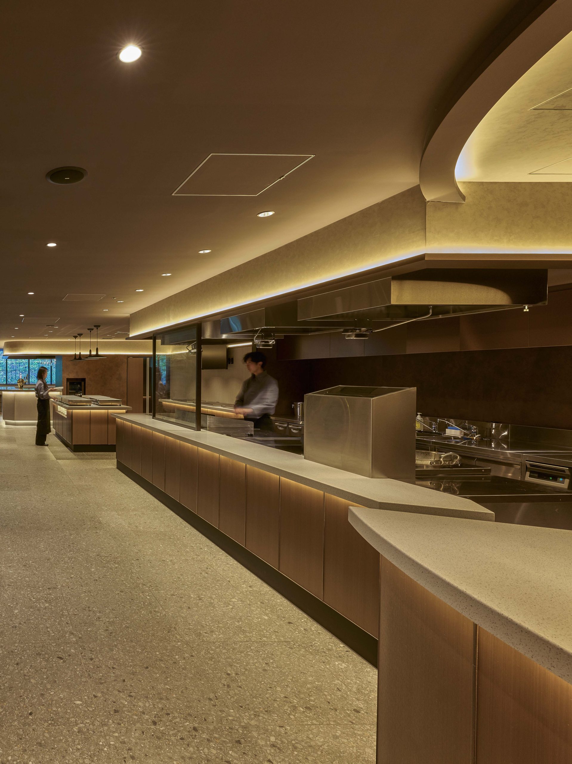 利用が集中する短い時間に効率よくゲストを誘導するオープンキッチンエリア