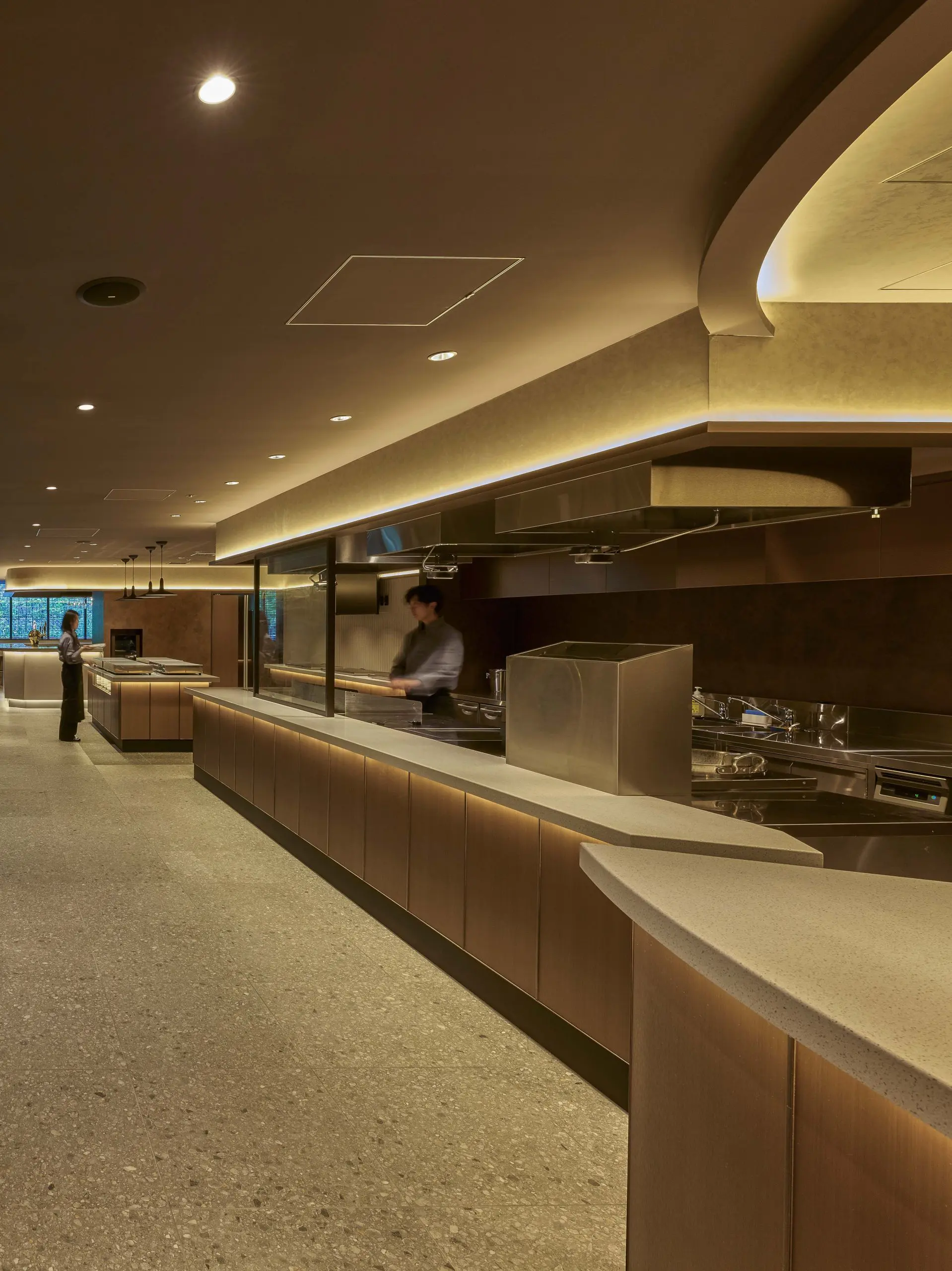 An open kitchen area that efficiently guides guests during peak usage periods