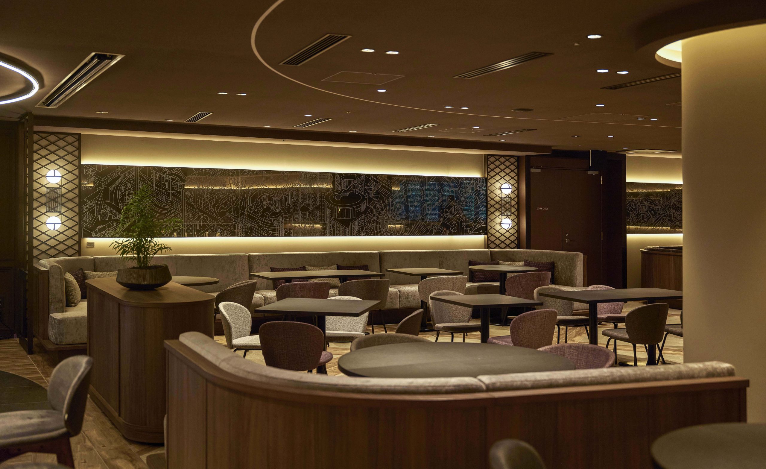 ダイニングエリアも壁は設けず、家具形状とマテリアルのバランスで食事を楽しむための落ち着いた心地よさを演出