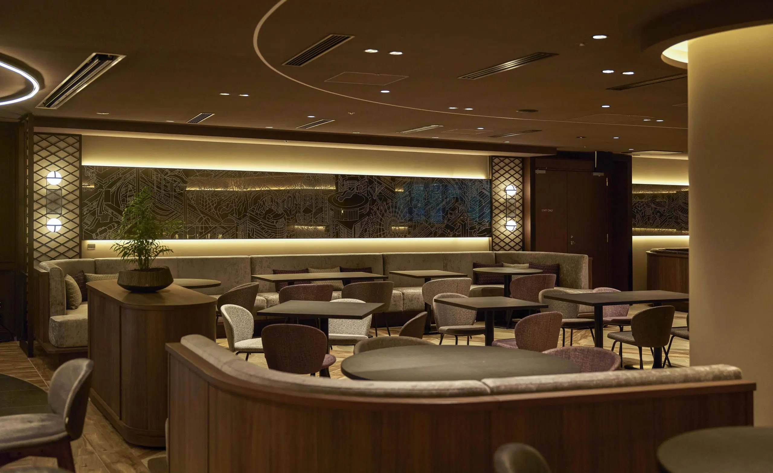 The dining area also has no walls, and the balance of furniture shapes and materials Spatial Production a calm and comfortable atmosphere for enjoying meals.