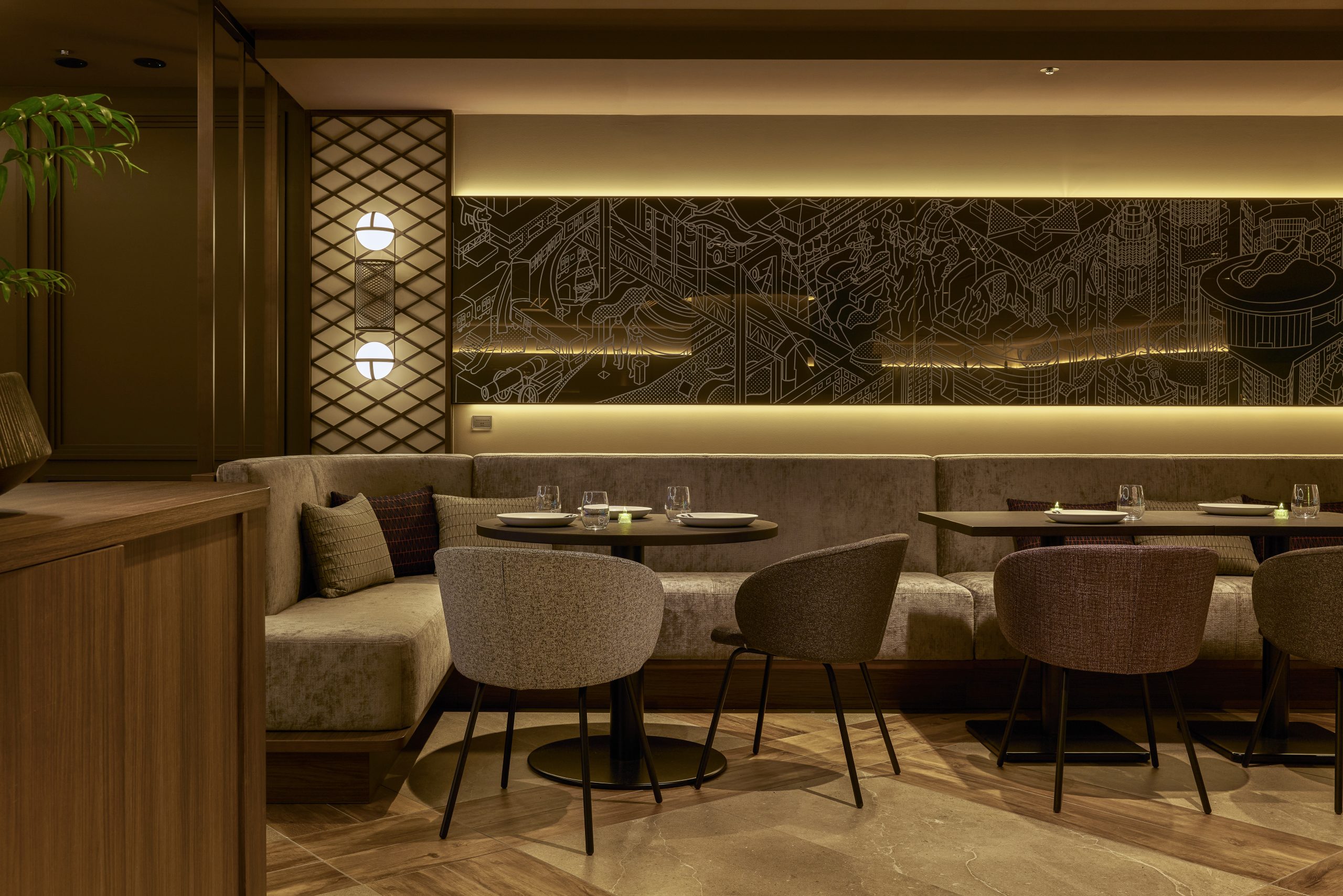 ラウンジを一周する光のラインとアートの帯で、個別の心地よさと全体のグルーヴ感が同居する動的な落ち着きを目指した