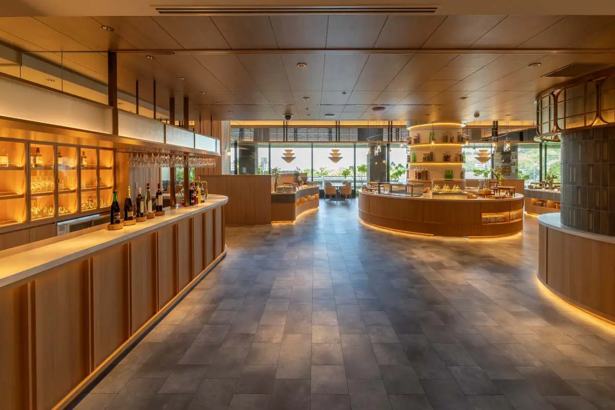 ワインと料理への期待感を高めるドリンク＆レセプションカウンター