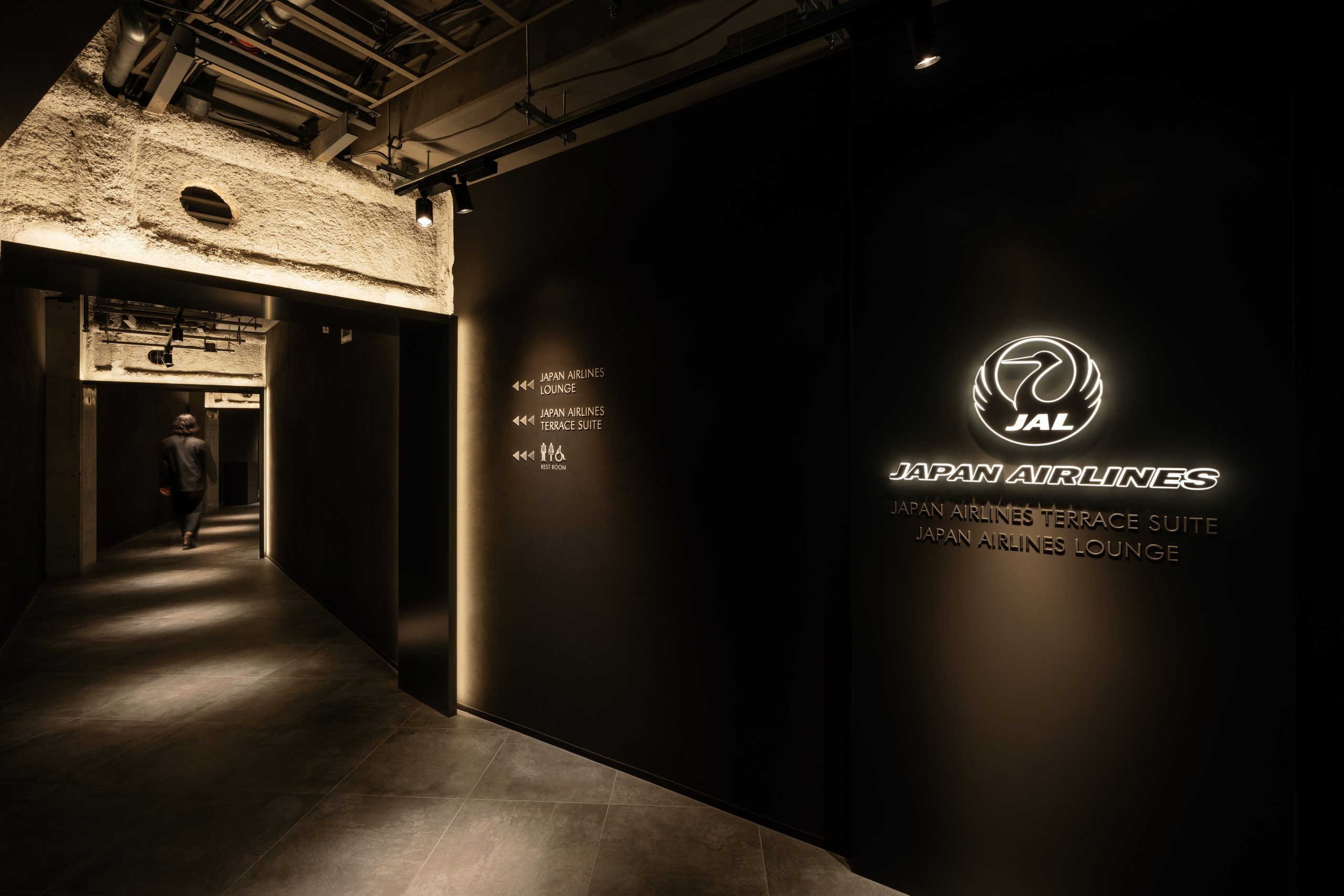 露出した建築梁を空間の演出装置に昇華した