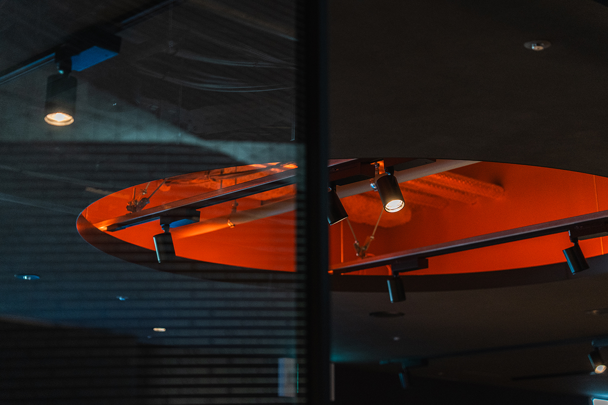 熱狂を感じる赤色に演出された象徴的な折り上げ天井