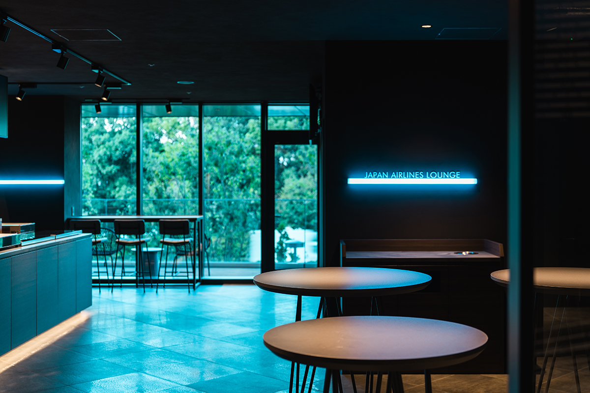 バルコニー側からの外光が入ることにより様相を変える