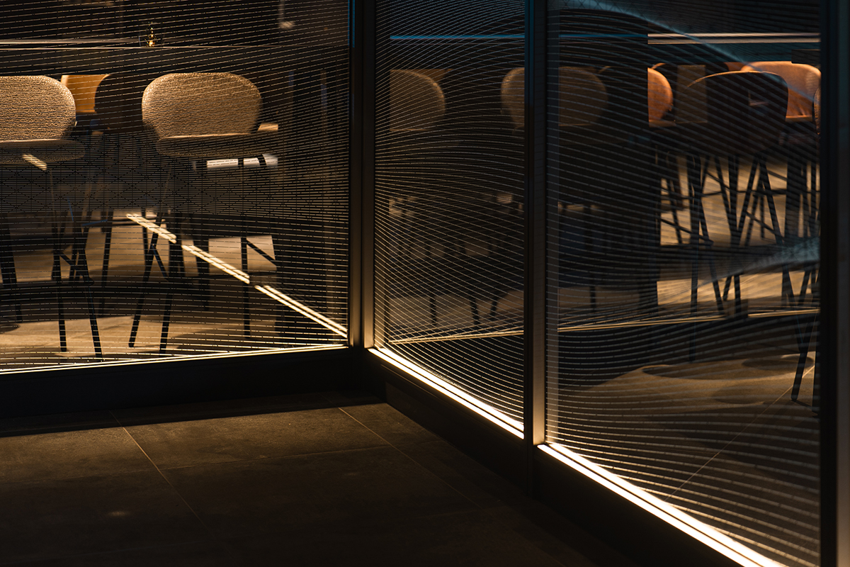 空間を緩やかに仕切るガラススクリーン