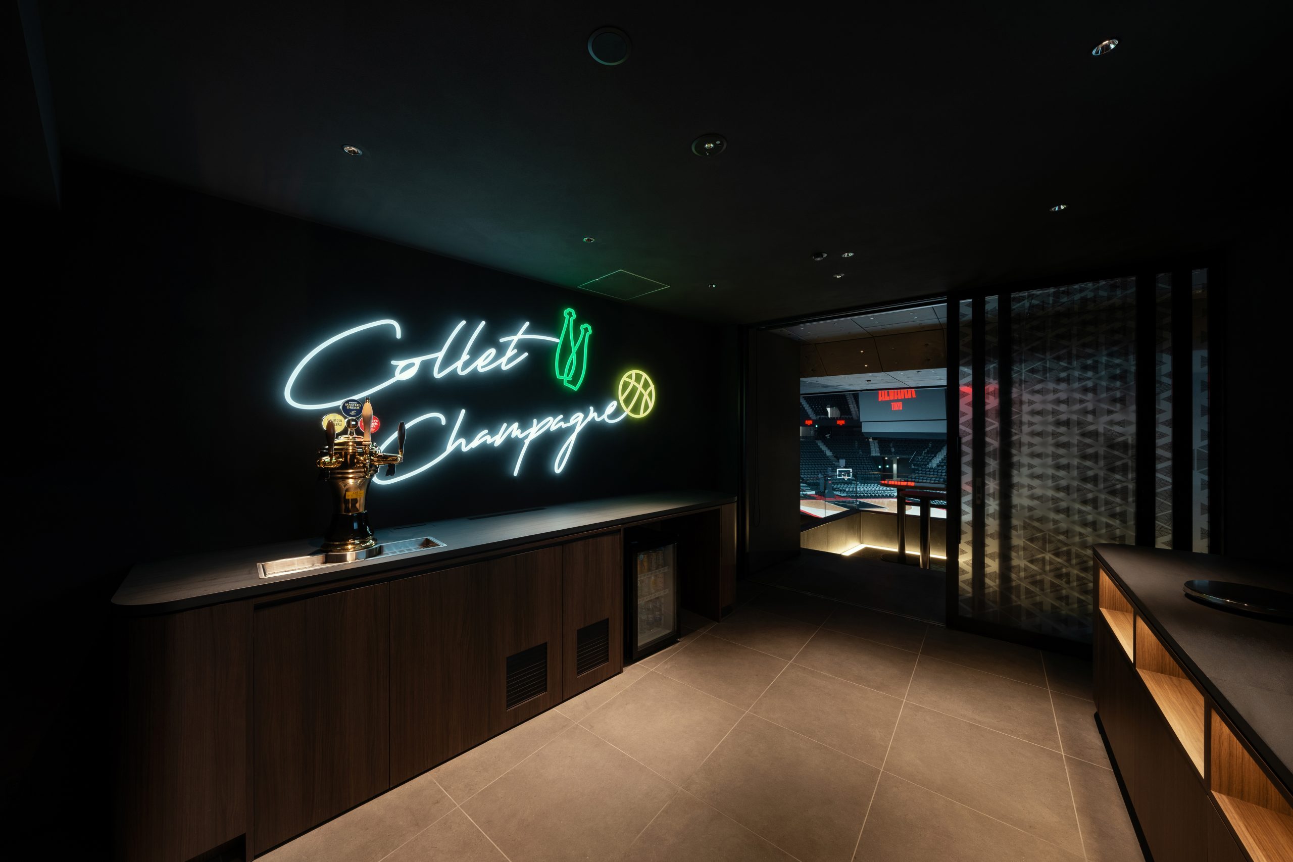 ネオン照明が象徴的な前室