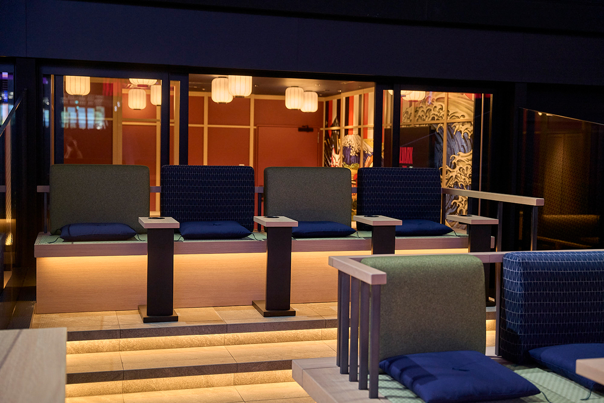 江戸東京の下町情緒、歴史・文化的魅力を抽出したテラス。祭りでにぎわう夜のように、この瞬間の出会いや人と人の縁を感じ共有する場として、タタミテラスを設置。縁側のようにリラックスして観戦を楽しめる