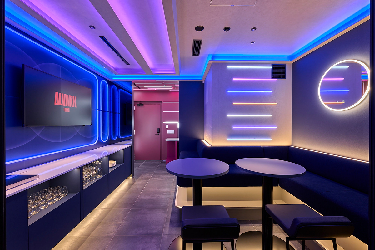 数々のPOPカルチャーを輩出し、時代の先端を走る東京の一瞬をとらえたような空間。高揚感あふれる大人の遊び場をイメージ