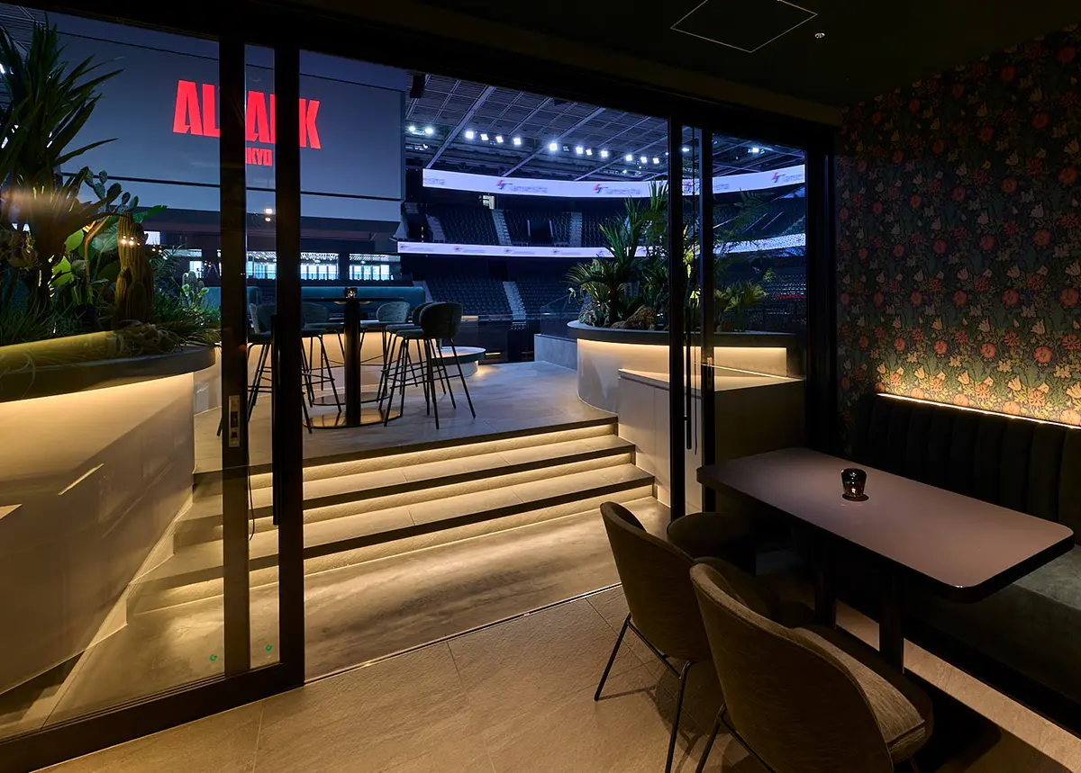 The sophisticated green terrace expresses the charm of Tokyo, a city filled with parks and greenery. It is designed to resemble a botanical garden at night for adults.