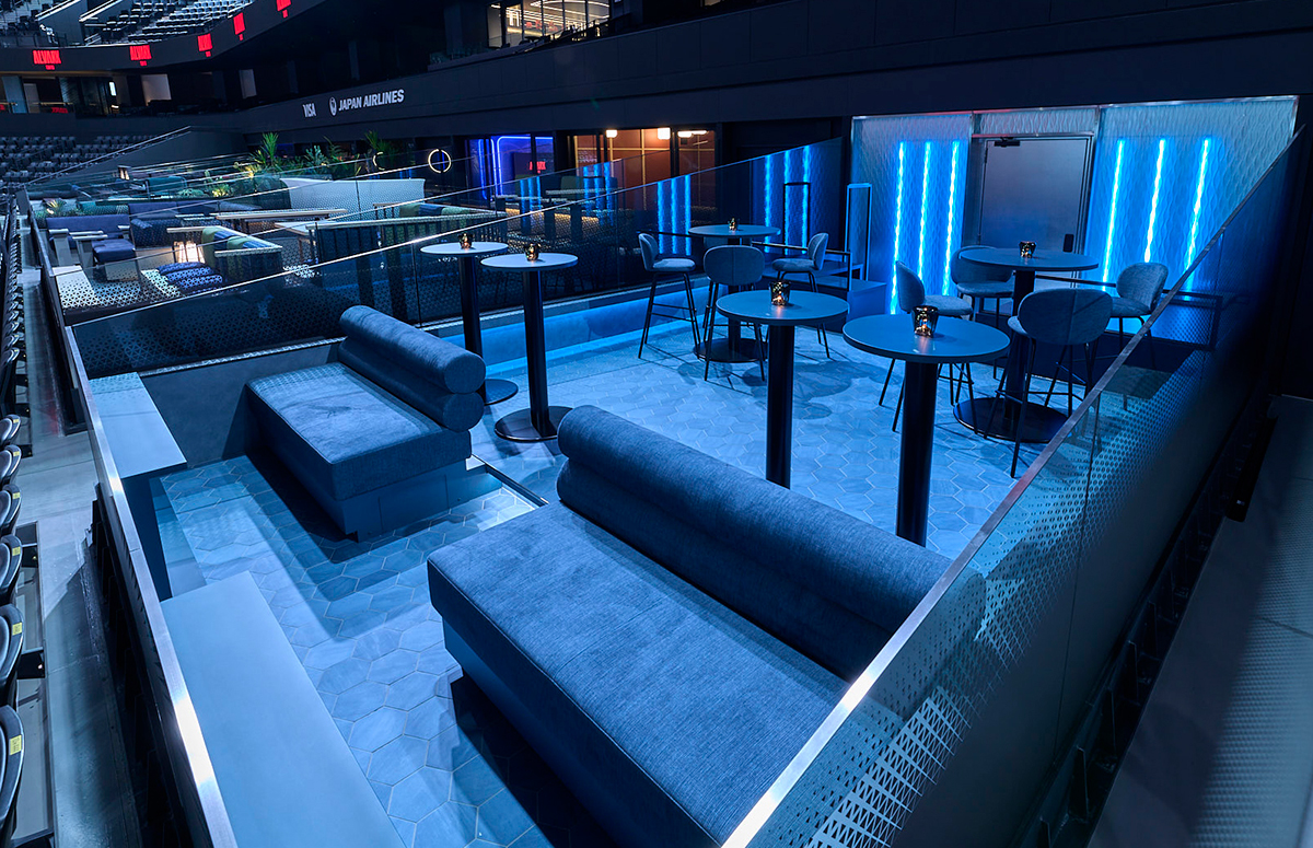 青海の青い海を守っていく、アリーナコンセプトの使命をブルーの波で表現。波打つ青い光に包まれて、東京ウォーターフロントの浮遊感、わくわく感を感じられるテラス