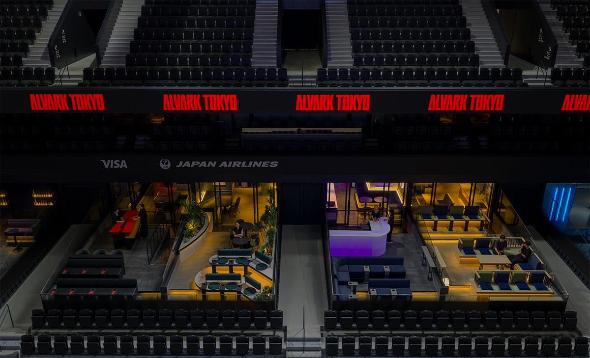 室内エリアを備えた中央の4つのJAPAN AIRLINES TERRACE SUITE。1部屋ごとに全く異なるレイアウトと設えで今までにない多様な観戦体験を提供