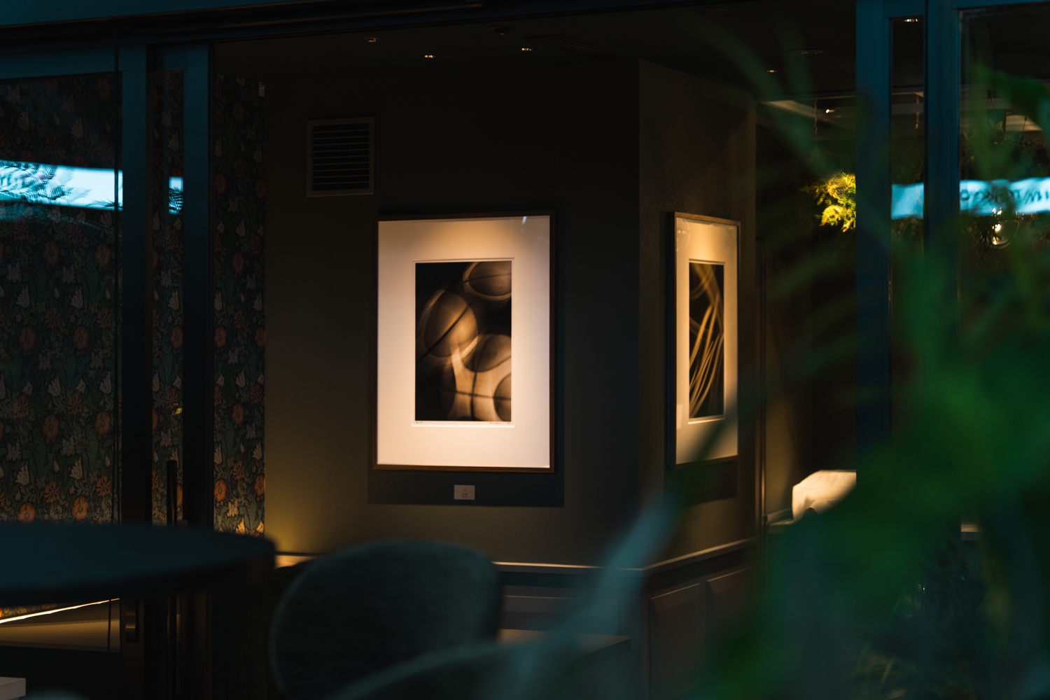 「Ball」「Hoop」日出真司：バスケットボールとゴールをモチーフにした接写撮影による写真アート