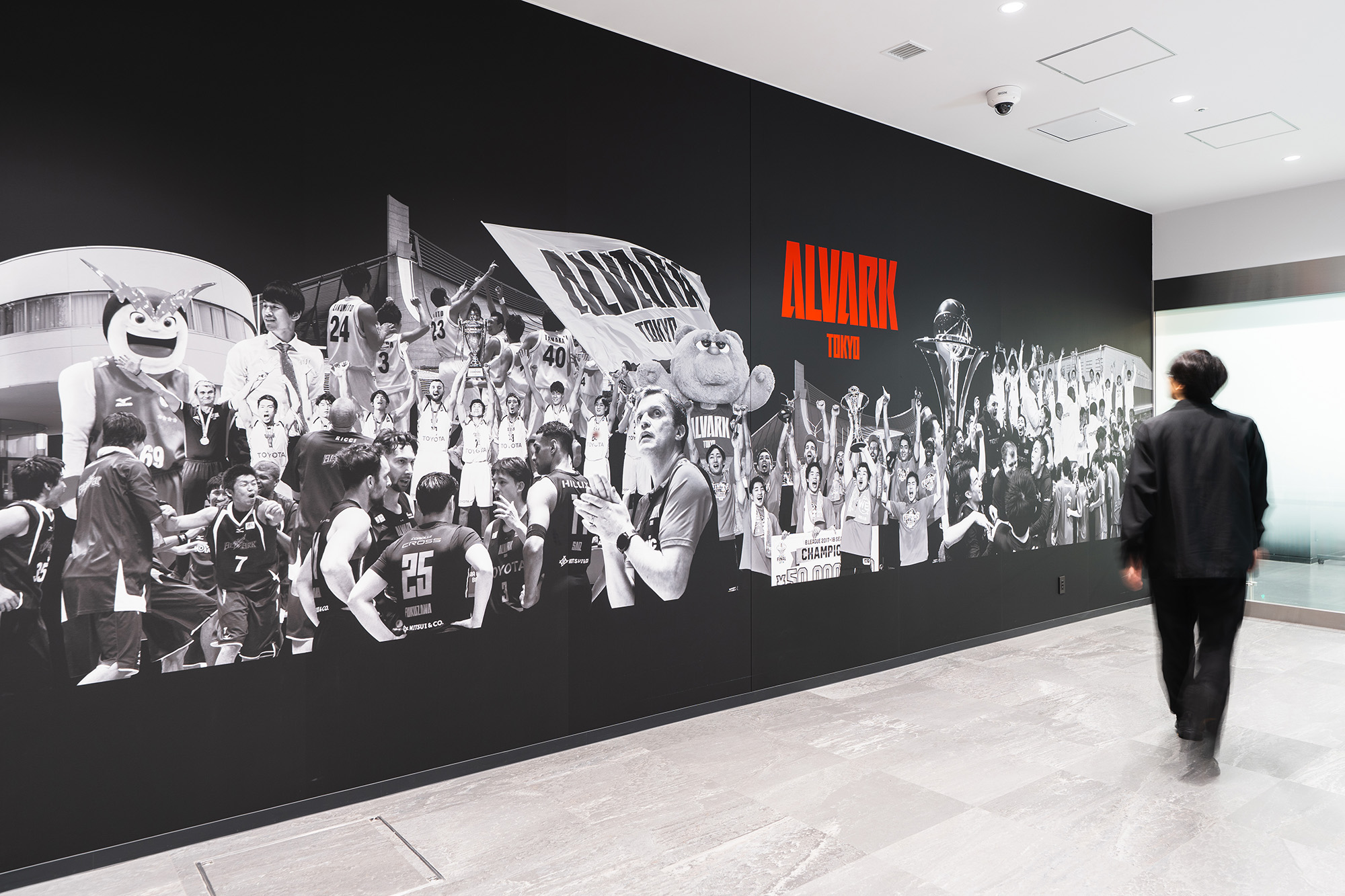 アルバルク東京 CLUB HOUSE エントランス： アルバルク東京のこれまでの歴史的な瞬間の写真をコラージュ