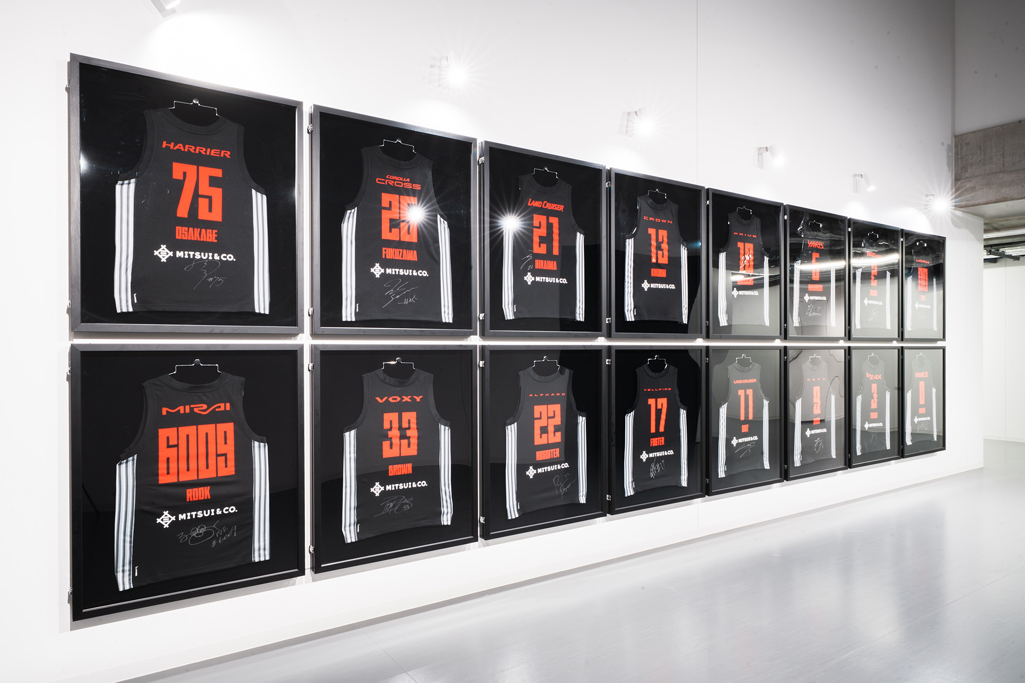 アルバルク東京CLUB HOUSE 廊下： 今シーズンのロスター選手のユニフォームを掲示