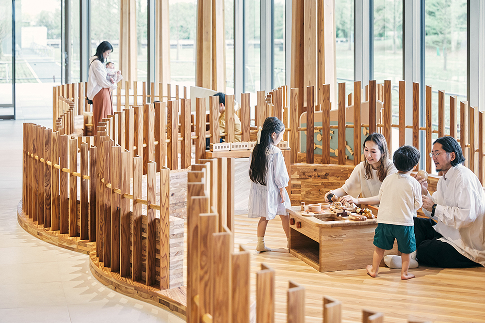 【キッズスペース】五平餅や鮎の炭焼きを模した遊具など「とよた」の魅力をアイテム化。博物館を身近な存在として幼少期から楽しく慣れ親しめる*