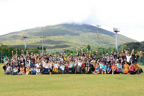 「ユニバーサルキャンプ in 八丈島」のようす。延べ2,000名以上の多様な参加者が集まった