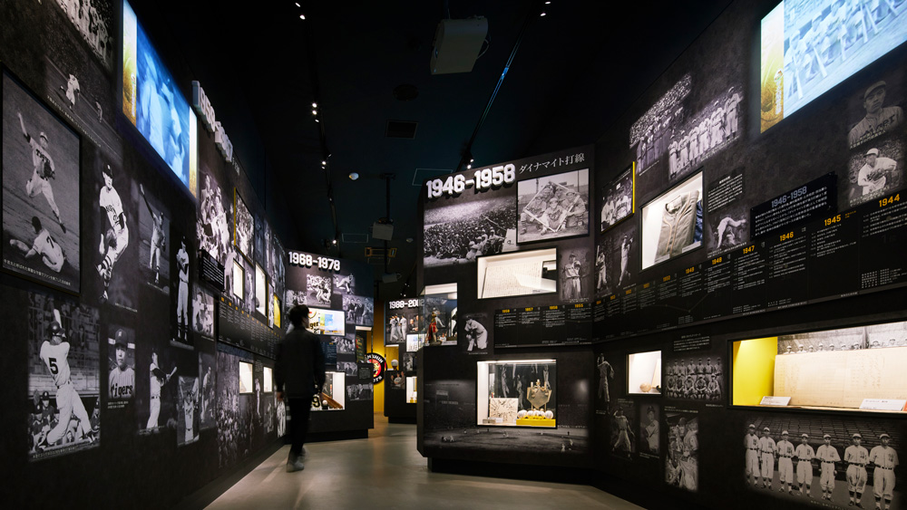 栄光のヒストリー：1935年から続く阪神タイガースの球団史を、時代を象徴する選手や出来事とともに紹介。グラフィック内に展示ケースや映像などを調和させることで、解説と展示物をシームレスに見られる構成としている