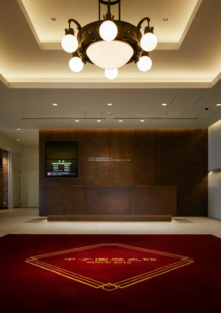 Entrance: The chandelier that was once used on the staircase leading to the VIP room at Hanshin Koshien Stadium before it was renovated has been used to create a space that exudes a sense of unbroken history while still retaining a modern design.