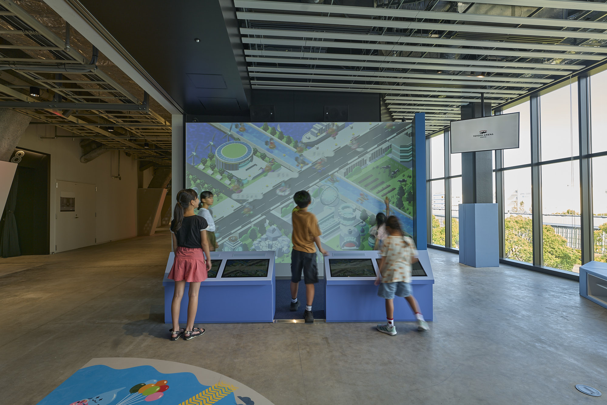 未来の街ではどのようなモビリティがどのようなエネルギーを使って走っているかを想像し、作って遊べるデジタルコンテンツ。作ったモビリティが街の中を走る