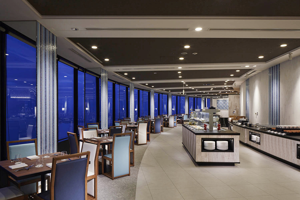 以“Lake View Dining Biona”的家庭为主要目标的客席区域。以“LAKESIDE TERRACE&LIVING”为主题，推出了具有透明感的“水”设计。