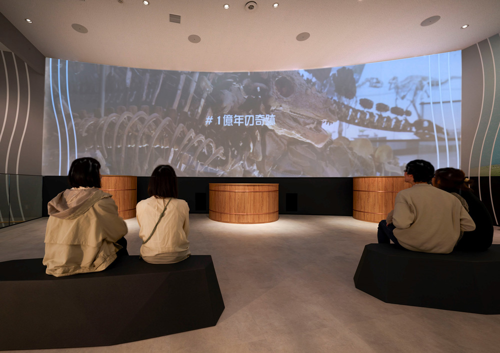 壁面の大型パノラマスクリーン映像では、臨場感のある映像とともに季節ごとのあわらの魅力や福井県の有名な観光スポットを紹介