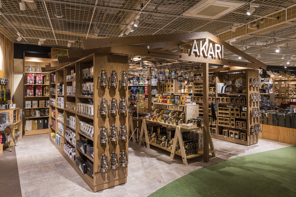 这家专门销售灯笼产品的商店俗称“灯笼塔”。每个角落都有自己的设计和演出，并与视觉营销相结合，让游客享受漫步的乐趣。