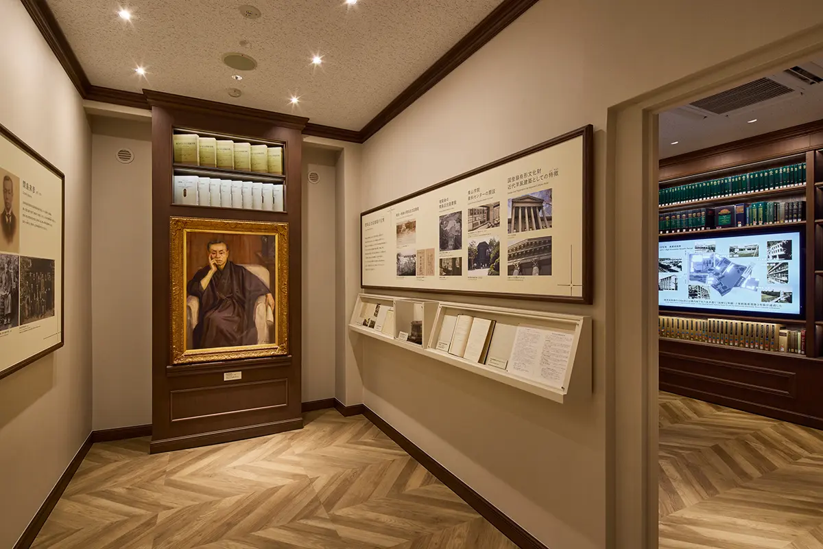 Mashima Memorial Room ① | This room was built as a library at the request of alumnus Mashima Otohiko, and is an exhibition space utilizing bookshelves as a homage to the space.
